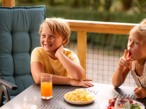 Abendessen in der Lounge einer Roan-Unterkunft.