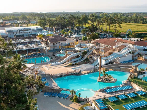 Der Poolkomplex auf dem Roan Campingplatz Le Vieux Port.