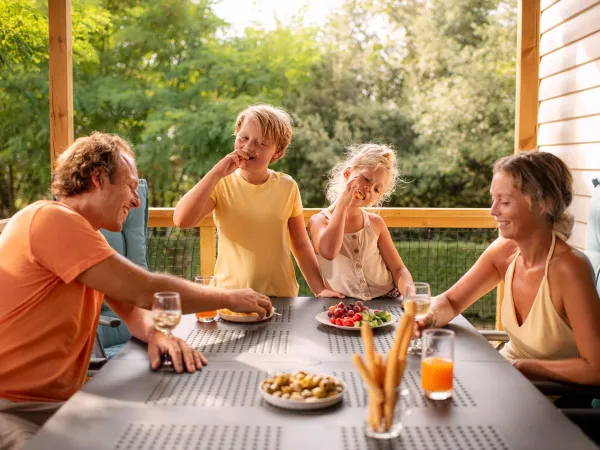 Familienspaß in der Lounge der Roan-Unterkunft auf dem Campingplatz Le Vieux Port.