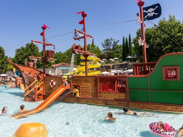 Piratenschiff für Kinder auf dem Campingplatz Roan Le Pommier.