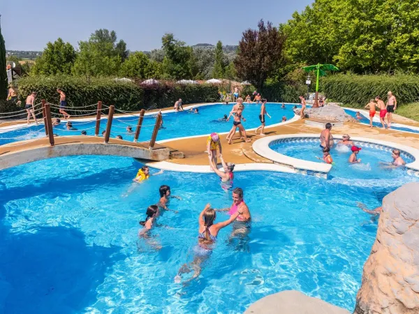 Lebendiges Schwimmbad auf dem Campingplatz Roan Le Pommier.