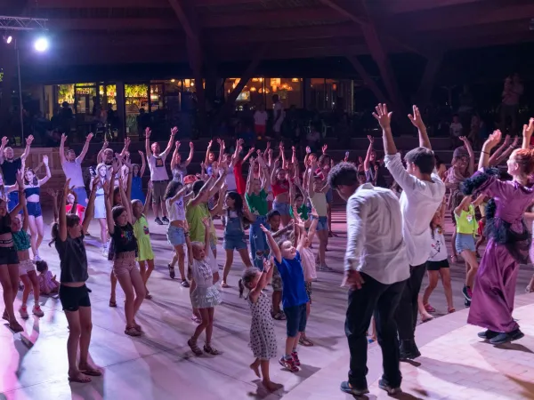 Abendunterhaltung für Kinder auf dem Campingplatz Roan Tahiti.