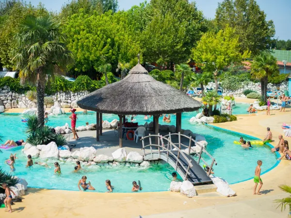 Atmosphärischer Pool auf dem Roan Campingplatz Tahiti.