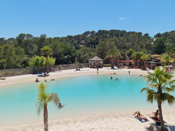 Übersicht über die klare Lagune auf dem Roan-Campingplatz La Pierre Verte.