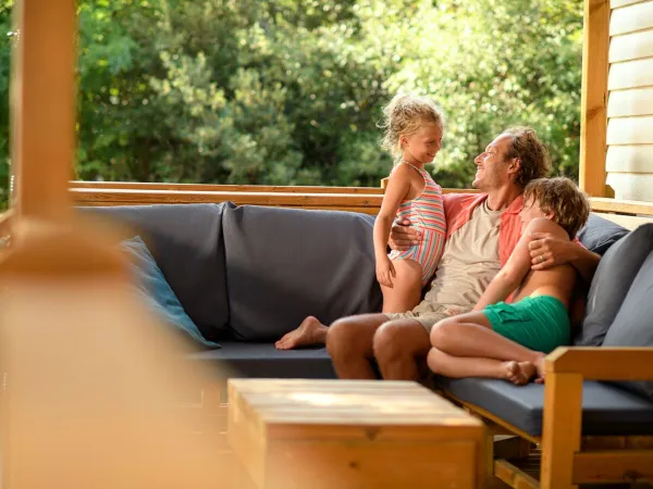 Familienspaß in der Lounge einer Roan-Unterkunft auf dem Campingplatz Montescudaio.