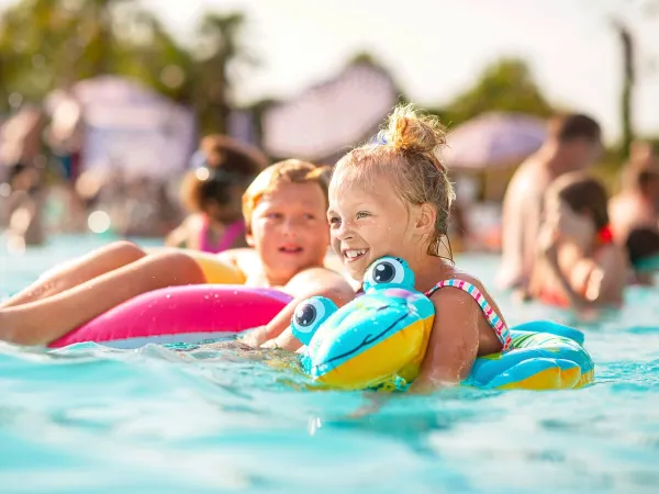 Kinder beim Schwimmen auf dem Roan-Campingplatz Zelena Laguna.