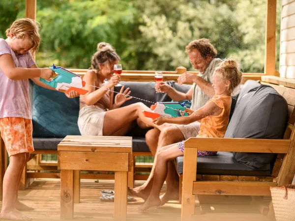 Wasserspaß auf der Lounge-Veranda auf dem Roan Camping Valkanela.