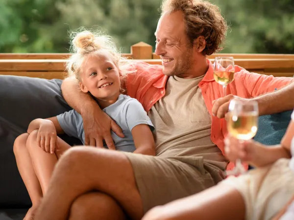 Die Familie entspannt sich auf dem Loungesofa im Roan Camping Butterfly.