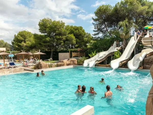 Schwimmbad mit Rutschen auf dem Roan Campingplatz El Garrofer.