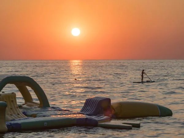 Sonnenuntergang am Strand des Roan Camping Park Umag.