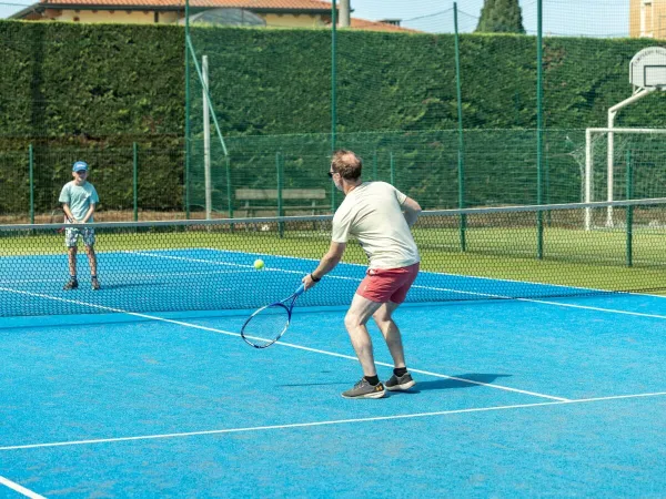 Tennisplatz auf dem Roan Campingplatz Bella Italia.