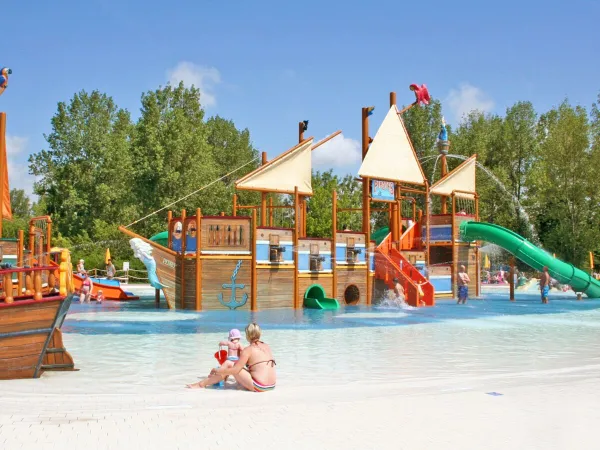 Spielgeräte im Pool auf dem Roan Campingplatz Pra'delle Torri.