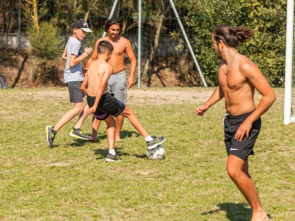 Fußballspielen auf dem Roan-Campingplatz Le Domaine du Clarys.