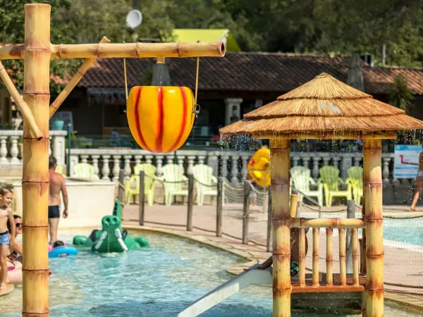 Pool-Objekte auf dem Roan Campingplatz La Pierre Verte.