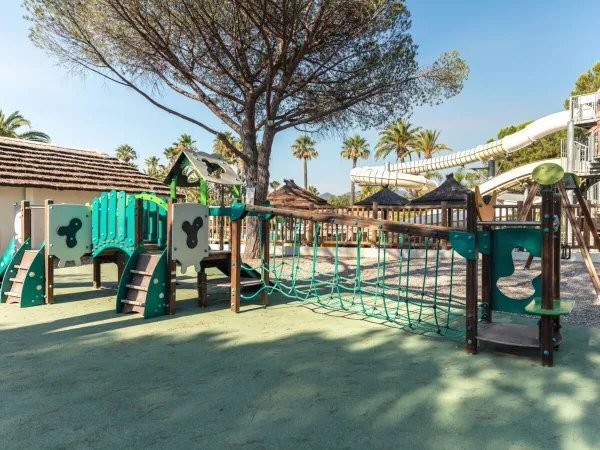 Spielplatz auf dem Campingplatz Roan La Baume.