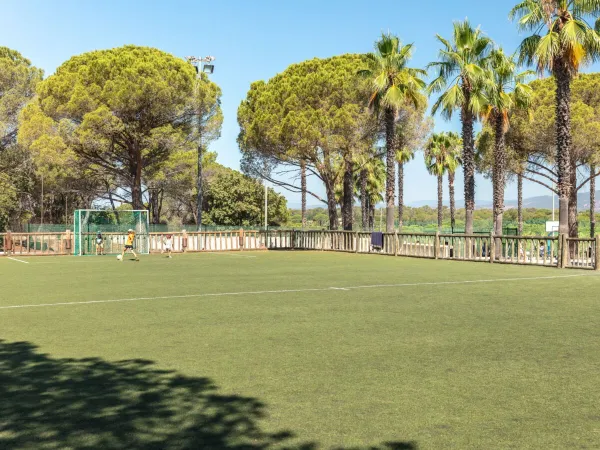Fußballplatz auf dem Campingplatz Roan La Baume.