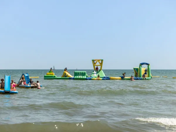 Wasserkissen am Strand des Roan Campingplatzes Marina Di Venezia.