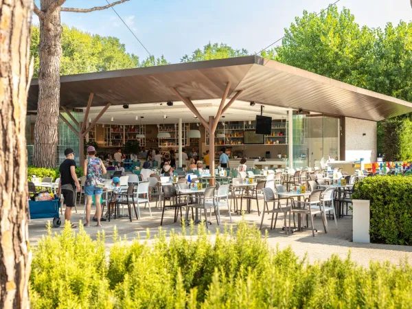 Eine Terrasse auf dem Campingplatz Roan Marina Di Venezia.