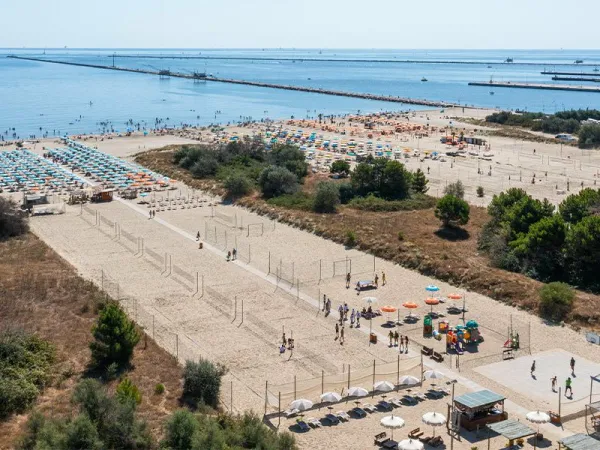 Überblick über den Strand und das Meer auf dem Campingplatz Roan Sole Family Camping Village.