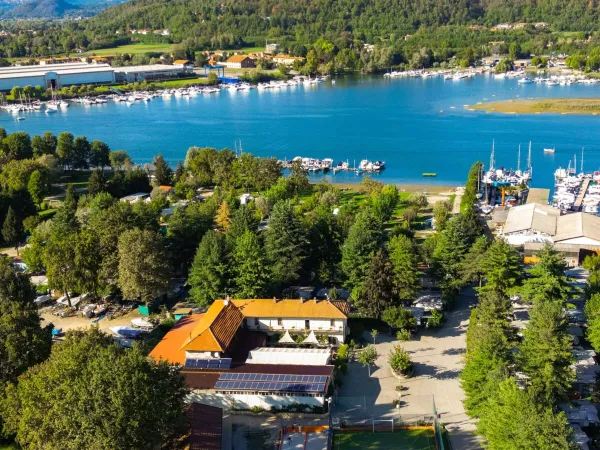 Übersicht über einen Teil des Roan-Campingplatzes Lido Verbano.