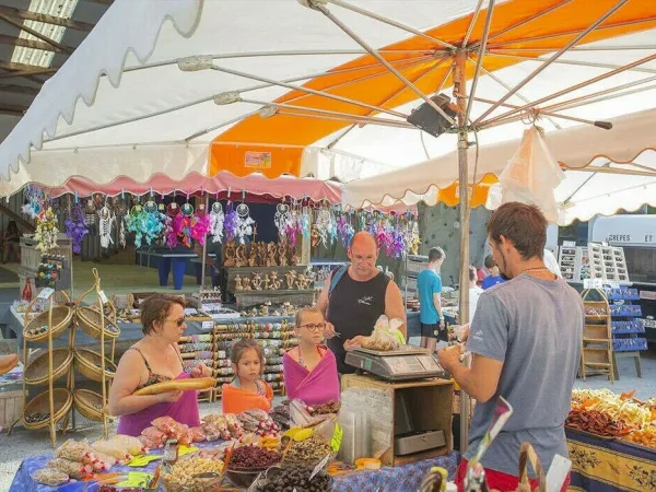 Ein Markt in der Nähe des Roan-Campingplatzes Le Ty Nadan.