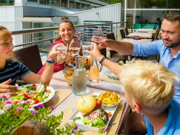 Mittagessen mit der Familie auf dem Roan-Campingplatz Le Ty Nadan.