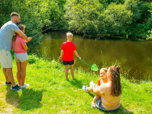 Die Familie angelt auf dem Roan Campingplatz Le Ty Nadan.