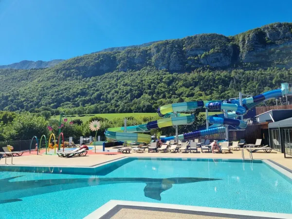 Schwimmbad mit Rutschen auf dem Campingplatz Roan L'Ideal.