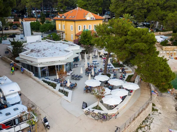 Gemütliche Terrasse beim Roan-Campingplatz Cikat.