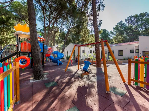 Bunter Spielplatz auf dem Campingplatz Cikat in Roan.