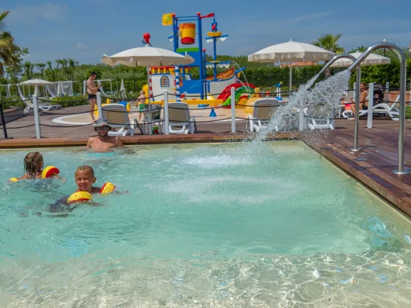 Schwimmbad mit Wasserspielplatz auf dem Roan Camping Rubicone.