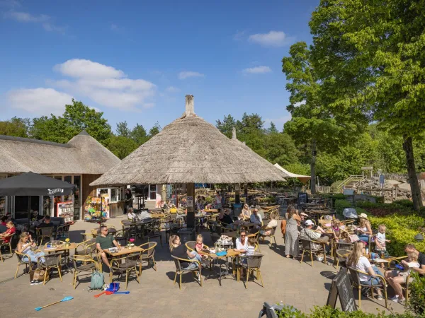 Belebte Terrasse des Marvilla Parks Kaatsheuvel.