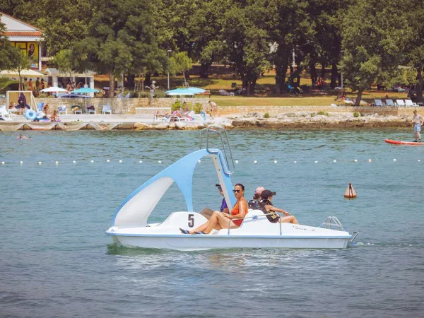 Pedalos am Strand des Roan Camping Park Umag.