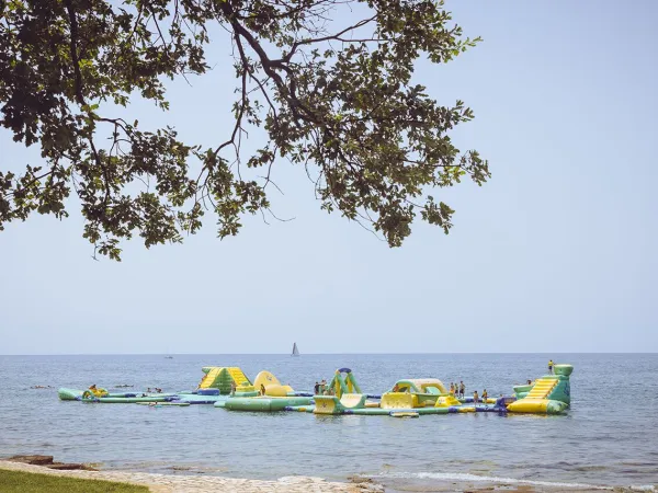 Luftkissen im Meer auf dem Roan Camping Park Umag.