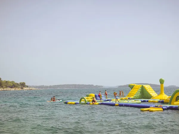 Wassersprungkissen auf dem Roan-Campingplatz Zelena Laguna.