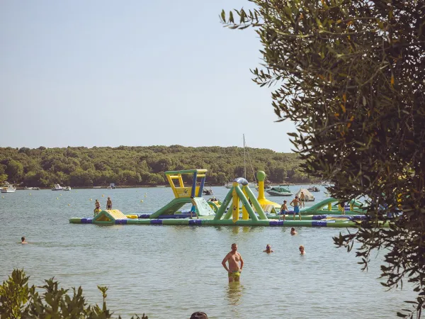 Wasserkissen am Strand des Campingplatzes Roan in Vestar.