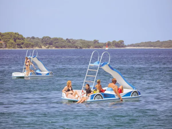 Pedalos am Strand des Campingplatzes Roan Stella Maris.