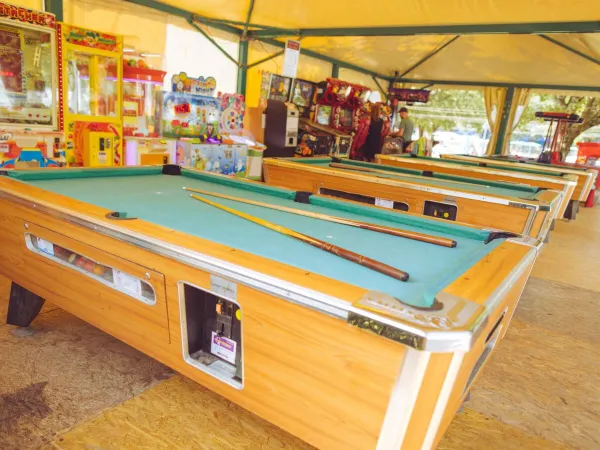 Billardtische und Spielautomaten auf dem Campingplatz Roan Bijela Uvala.