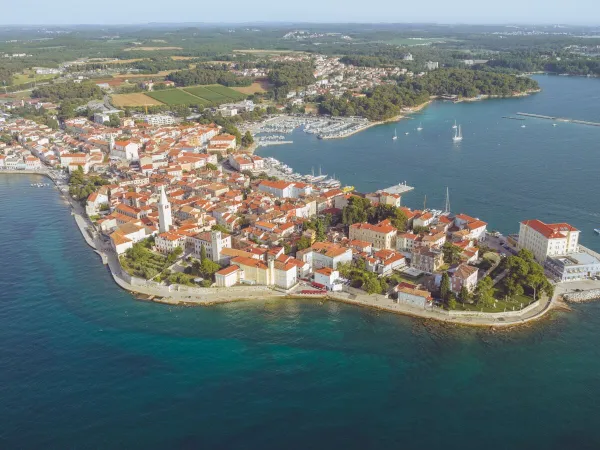 Überblick über die Stadt Novigrad, Kroatien.