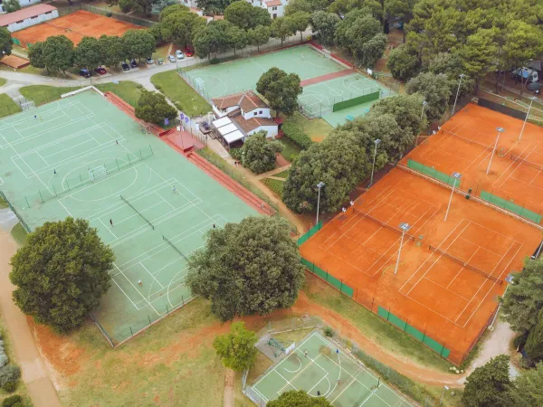 Tennisplätze auf dem Campingplatz Roan Polari.