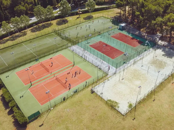 Tennis- und Fußballplätze auf dem Campingplatz Roan Bi Village.