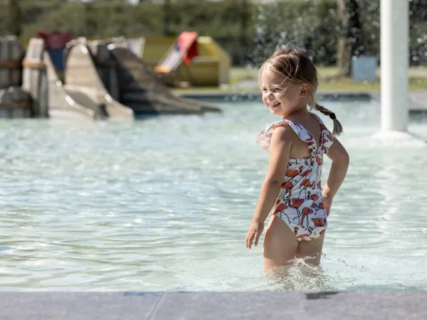 Kleinkinderbecken mit Rutsche auf dem Roan Camping de Twee Bruggen.