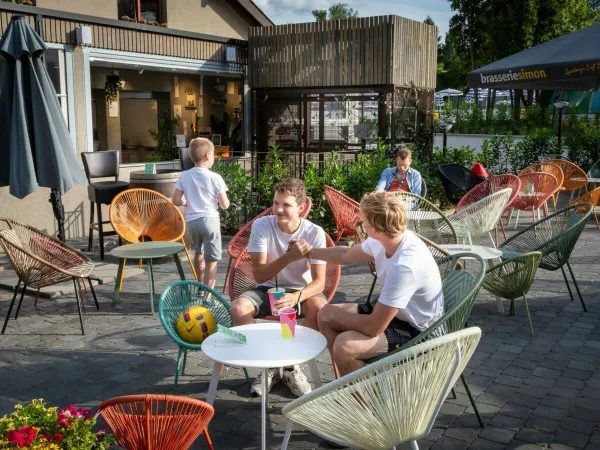 Eine Terrasse auf dem Roan Camping hu Birkelt village.