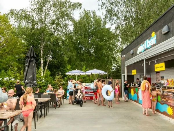 Die Leute holen sich etwas Leckeres an der Poolbar auf dem Roan Camping hu Birkelt village.