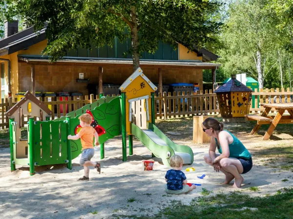 Kleiner Spielplatz auf dem Roan Camping hu Birkelt village.