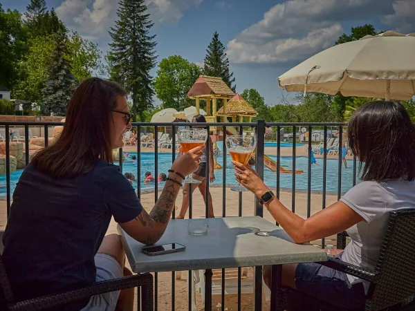 Terrasse am Pool auf dem Campingplatz Roan Le Chêne Gris.