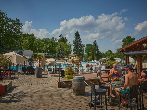 Eine Terrasse auf dem Campingplatz Roan Le Chêne Gris.