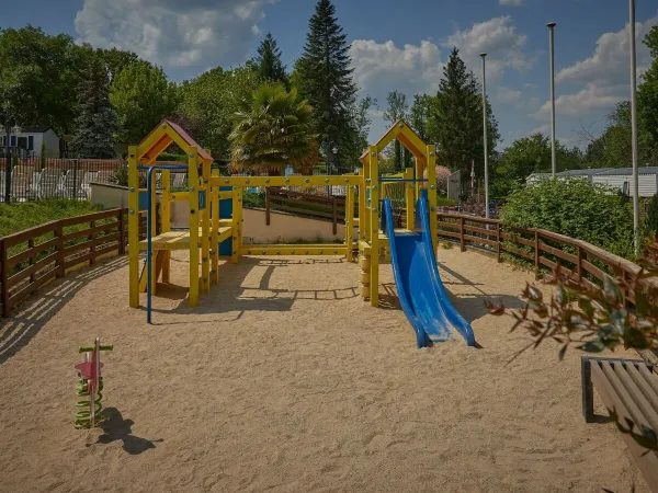 Ein kleiner Spielplatz auf dem Campingplatz Roan Le Chêne Gris.