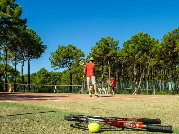 Tennis auf dem Campingplatz Roan Atlantic Montalivet.