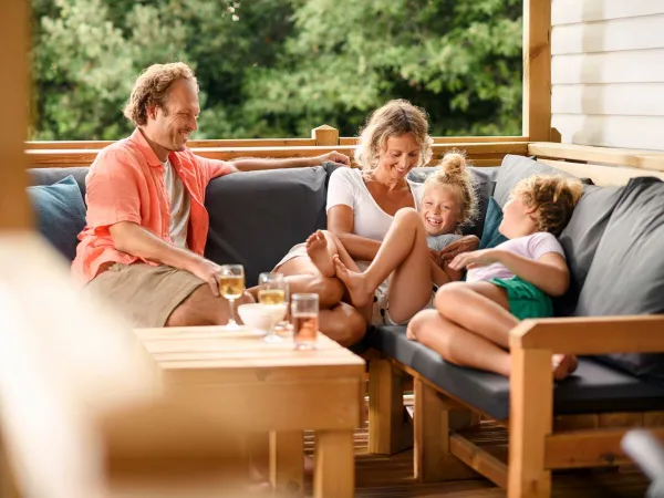 Familienspaß in der Lounge einer Roan-Unterkunft.